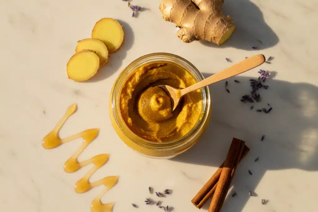 Receita Caseira com Gengibre e Cúrcuma para Aliviar Dores nos Pés